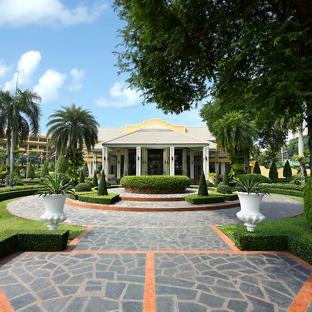 Dusit Thani Pattaya Hotel Exterior photo The Royal Thai Navy Headquarters