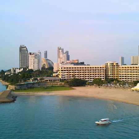 Dusit Thani Pattaya Hotel Exterior photo Pattaya skyline