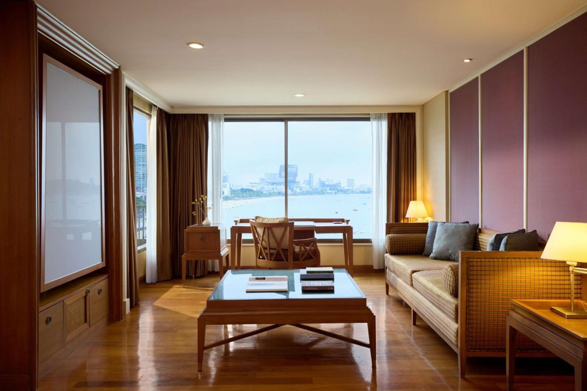 Dusit Thani Pattaya Hotel Exterior photo Living room