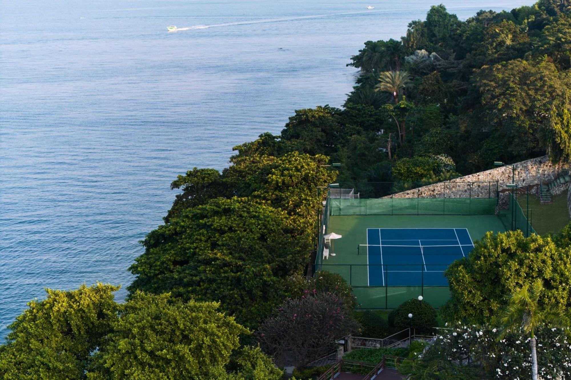 Dusit Thani Pattaya Hotel Exterior photo Tennis court at the San Francisco Tennis Club